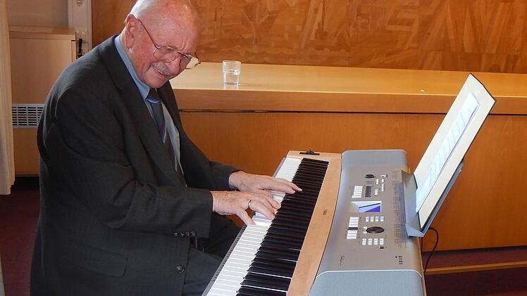 Thomas Fink sorgte für den musikalischen Rahmen. Foto: Mona Lisa Eigenfeld