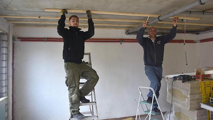 Derzeit wird die ehemalige Garage am Mehrzweckgebäude in Horhausen zu einem Jugendraum umgebaut. Im Bild (von links) Nico Kern und Benedikt Weid bei der ehrenamtlichen Arbeit. Foto: Ulrike Langer