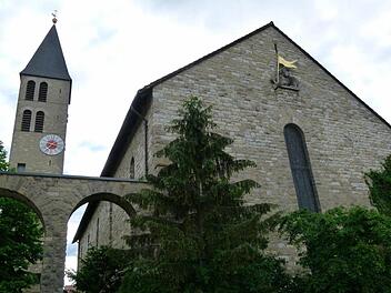 Die Auferstehungskirche im Bamberger Osten konnte dank eines rührigen Kirchenbauvereins in den 1950er Jahren errichtet werden. Am Wochenende wird Jubiläum gefeiert. Fotos: Marion Krüger-Hundrup