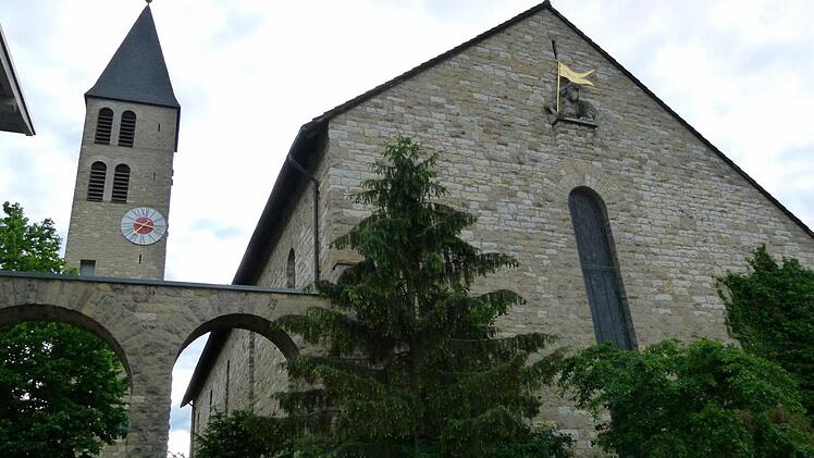 Die Auferstehungskirche im Bamberger Osten konnte dank eines rührigen Kirchenbauvereins in den 1950er Jahren errichtet werden. Am Wochenende wird Jubiläum gefeiert. Fotos: Marion Krüger-Hundrup