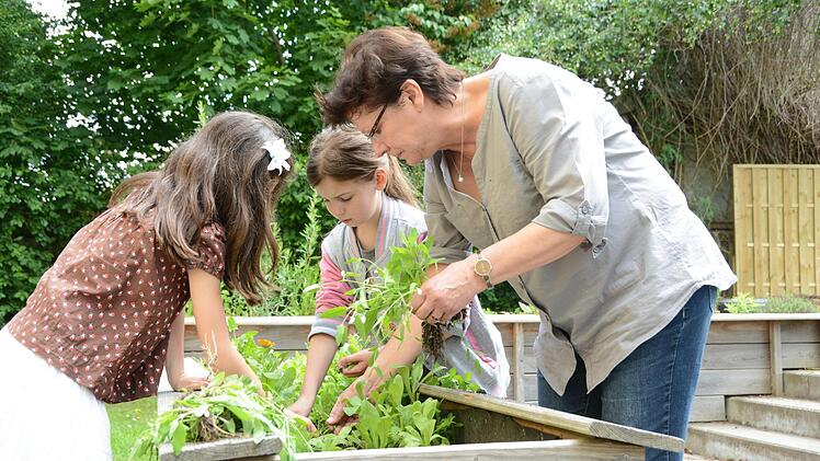 Vor den Ferien bringen die Grundschüler noch einmal ihre Beete in Schuss. Foto: Dagmar Besand