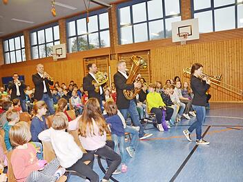 Schon beim Einmarsch des Quintetts "Rekkenze Brass" gab es tosenden Beifall.  Foto: Karl-Heinz Hofmann