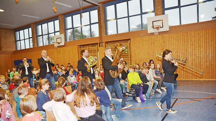 Schon beim Einmarsch des Quintetts "Rekkenze Brass" gab es tosenden Beifall.  Foto: Karl-Heinz Hofmann