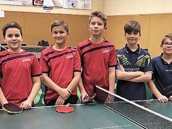 Die B-Schüler des TSV Ebersdorf holten sich die ostoberfränkische Mannschaftsmeisterschaft (von links): Tim Walter, Fabian Köhler, Luca Müller und Max Rau. Rechts daneben der Zweitplatzierte TTC Rugendorf mit Elias Walter, Paul Schneider, Paul Spörrer und Felix Töpfer.  Foto: Franz