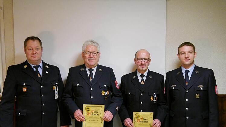 Zwei Verabschiedungen gab bei der Freiwilligen Feuerwehr Schondra   (von links):   1. Vorsitzender Reiner Förg, Hermann Förg (seit 1983 Gerätewart), Roland Wiegand  (seit   1994 Gruppenführer) und 2.Vorsitzender Marco Schaab. Foto: Oswald Türbl
