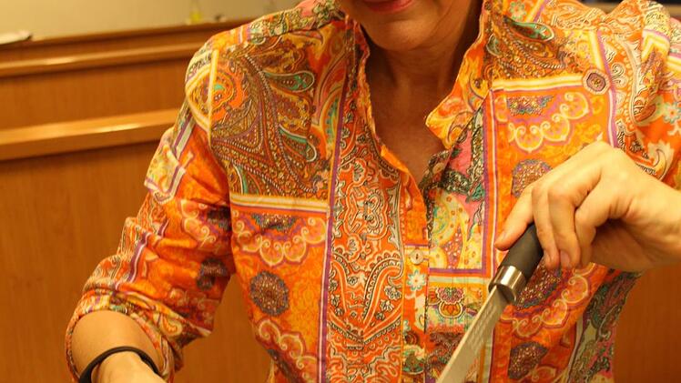 Monika Hofmann leitet den Kurs. Im Foto gießt sie das flüssige Ghee noch über einen Teefilter. Foto: Waltraud Enkert