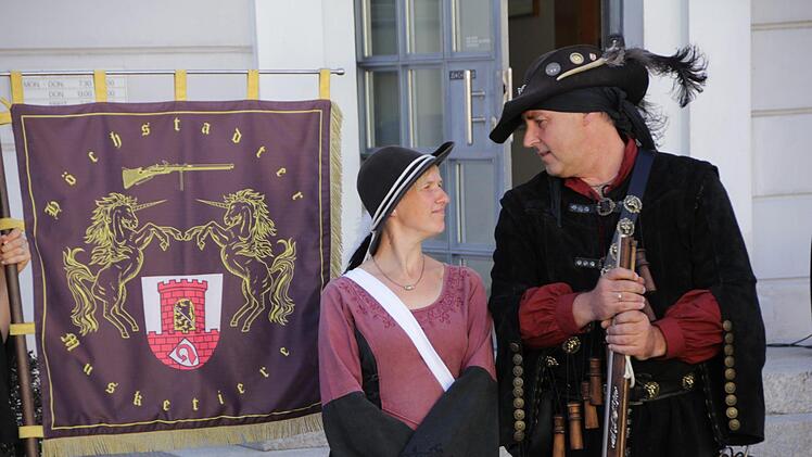Versammlung auf dem Marktplatz in Höchstadt: Erst böllerten die Musketiere, dann gab es eine kurze Ansprache von Frank Greif, dem Sprecher der neu gegründeten  Kerwasfreunde und der Anstich eines kleinen Fasses Bier durch Bürgermeister Gerald Brehm. Am Freitag wird die Kirchweih dann offiziell eröffnet. Foto: Christian Bauriedel