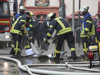 Feuerwehrleute durchkämmten das Gebäude am Marktplatz und brachten Aktenordner zum Löschen nach draußen.Kerstin Väth