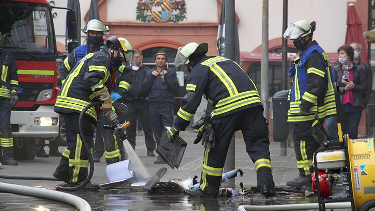 Feuerwehrleute durchkämmten das Gebäude am Marktplatz und brachten Aktenordner zum Löschen nach draußen.Kerstin Väth