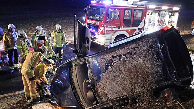 Die Rettungskr&auml;fte befreien die eingeklemmte Fahrerin aus dem Auto. Foto: Kreisbrandinspektion Forchheim