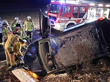 Die Rettungskräfte befreien die eingeklemmte Fahrerin aus dem Auto. Foto: Kreisbrandinspektion Forchheim