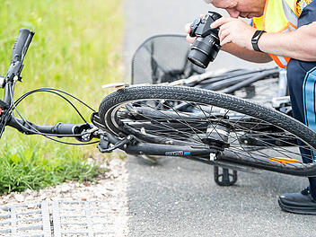 Starker Aufeinanderprall im Landkreis Roth: Pkw kollidiert mit Fahrradfahrerin