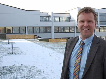 Zum Einzug ins Neustadter Rathaus (im Hintergrund zu sehen) hat es für Frank Altrichter nicht gereicht. Doch sein "politischer Ziehvater" Jürgen W. Heike hat mit dem 36-Jährigen noch so einiges vor. Foto: Oliver Schmidt