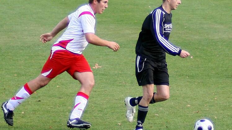 Fahrs Stürmer Simon Weidinger (rechts) wird nächste Saison für die SG Rimbach/Lülsfeld als Spielertrainer auf Torejagd gehen. Foto: fp