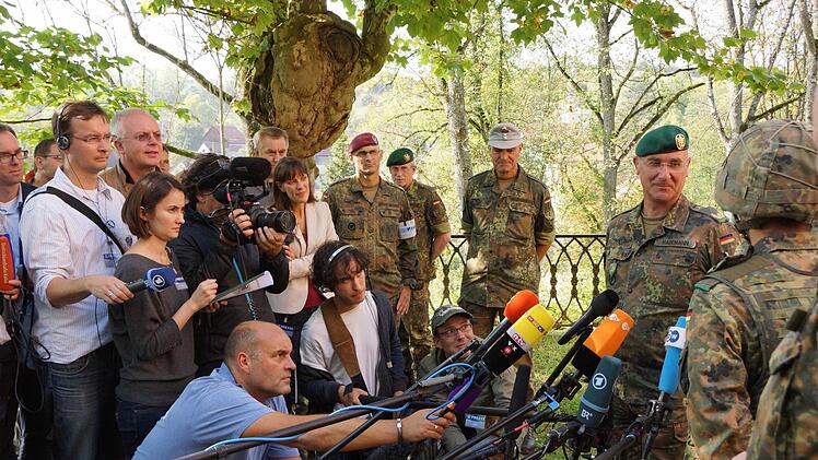 Verteidigungsministerin besucht Peschmerga in Hammelburg