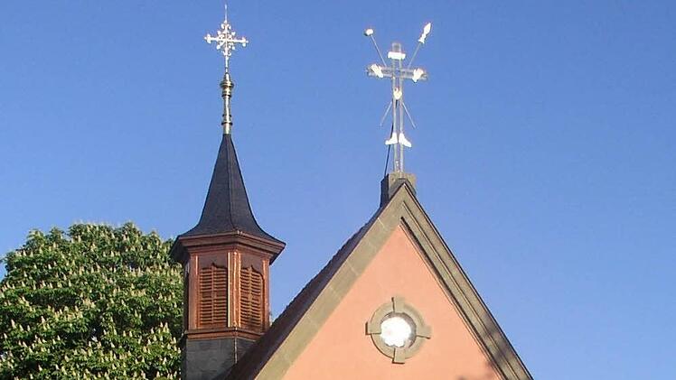 Das Jubiläumsplakat ziert die Blutskapelle. Foto: Joseph Herbstsommer