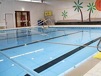 Das Michelauer Hallenbad verfügt über einen Hubboden, der einen gefahrlosen Schwimmunterricht für Schulkinder möglich macht.  Foto: Gerda Völk