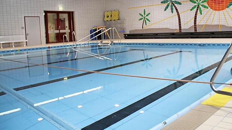 Das Michelauer Hallenbad verfügt über einen Hubboden, der einen gefahrlosen Schwimmunterricht für Schulkinder möglich macht.  Foto: Gerda Völk