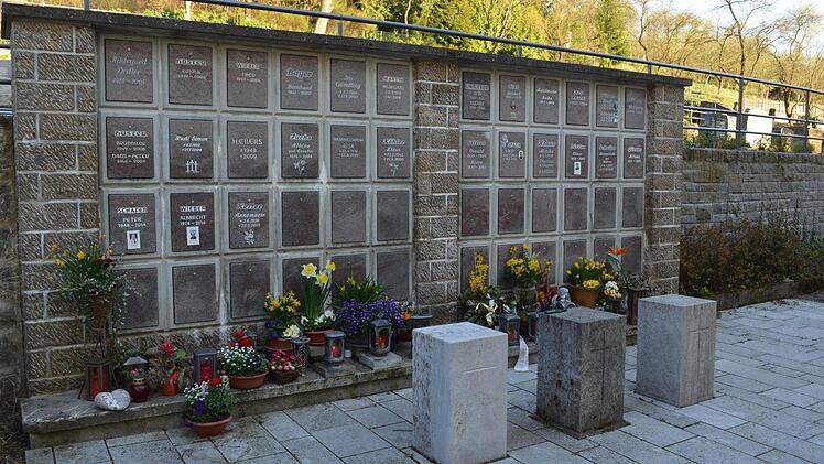 Die Ordnung im Bereich der Urnenwand des Ramsthaler Friedhofs fordert vom Gemeinderat eine Lösung. Foto: Andreas Lomb