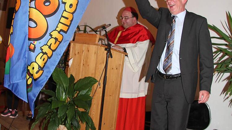 Dekan Hans Roppelt hat sogar eine eigene Geburtstagsfahne bekommen