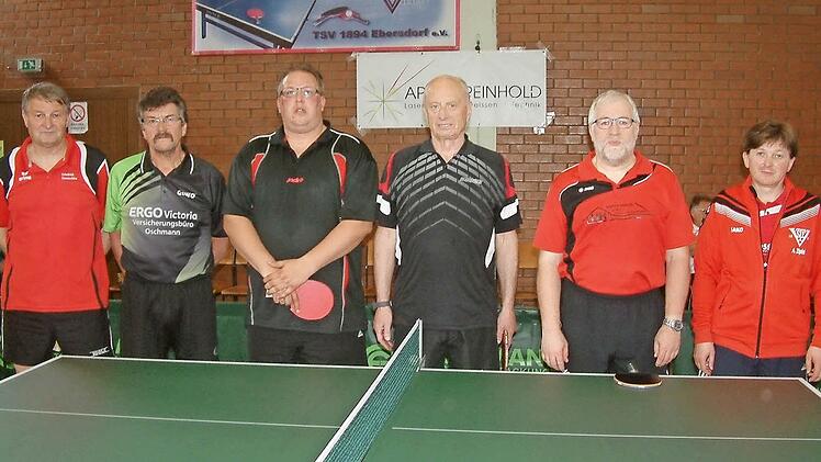 Sie spielten früher beim TSV Ebersdorf und traten nun gemeinsam gegen eine Auswahl des nördlichen Landkreises an: (von links) Friedel Tomaschko, Adelbert Greser, Michael Blüchel, Manfred Kahler, Fritz Schröppel und Andreas Zipfel. Fotos: Hans Franz