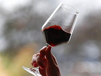 Wissenschaftler der Insead Business School und der Universität Bonn haben herausgefunden, warum der gleiche Wein Menschen besser schmeckt, wenn er mit einem höheren Preis ausgezeichnet ist. Symbolfoto: dpa