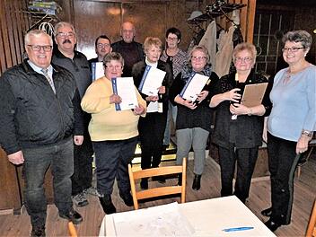 Ehrungen langj&auml;hriger Mitglieder standen im Mittelpunkt der Jahreshauptversammlung des VdK-Ortsverbandes. Von links stellvertretender VdK-Kreisvorsitzender Walter Herrmann, Willi P&ouml;hlmann, Vorsitzender Thomas Steinlein, Irene Vogler, B&uuml;rgermeister Herman Anselstetter, Ilse Raithel, Schriftf&uuml;hrerin Heidi Holhut, Elfriede Reh, Rosemarie H&uuml;bner und Betreuerin Irmtraud Ackermann.  Foto: Werner Rei&szlig;aus