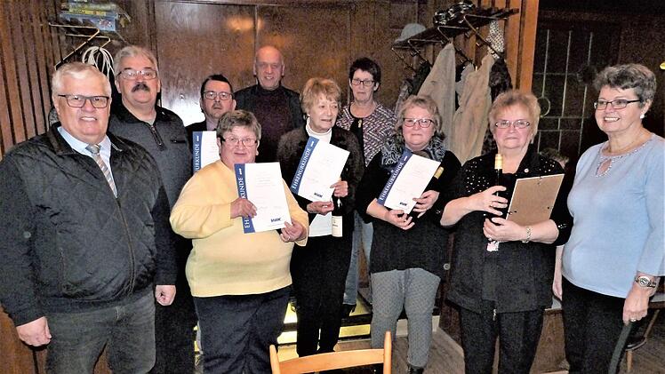 Ehrungen langj&auml;hriger Mitglieder standen im Mittelpunkt der Jahreshauptversammlung des VdK-Ortsverbandes. Von links stellvertretender VdK-Kreisvorsitzender Walter Herrmann, Willi P&ouml;hlmann, Vorsitzender Thomas Steinlein, Irene Vogler, B&uuml;rgermeister Herman Anselstetter, Ilse Raithel, Schriftf&uuml;hrerin Heidi Holhut, Elfriede Reh, Rosemarie H&uuml;bner und Betreuerin Irmtraud Ackermann.  Foto: Werner Rei&szlig;aus