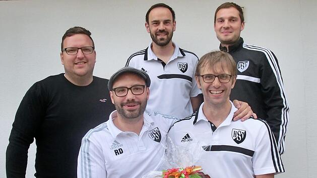 Der Vorsitzende Alexander Bergmann (links) hat zwei verdiente Kr&auml;fte des SV Hofheim verabschiedet, weiter von links: der scheidende Trainer Dominik R&ouml;hner, der neue Coach Daniel Beyer, Thorsten Bockelt (bisher Trainer der zweiten Mannschaft) und Tobias J&uuml;nger vom Spielausschuss. Foto: Dietz