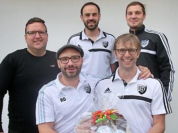 Der Vorsitzende Alexander Bergmann (links) hat zwei verdiente Kräfte des SV Hofheim verabschiedet, weiter von links: der scheidende Trainer Dominik Röhner, der neue Coach Daniel Beyer, Thorsten Bockelt (bisher Trainer der zweiten Mannschaft) und Tobias Jünger vom Spielausschuss. Foto: Dietz
