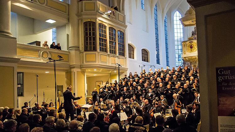 Der Coburger Bachchor  Peter Stenglein beeindruckte zahlreiche Zuhörer in der Morizkirche. Im Mittelpunkt des Konzerts unter Leitung von Peter Stenglein stand die Uraufführung eines neuen Werkes des aus Coburg stammenden Komponisten Marcus M. Reißenberger.Foto: Jochen Berger