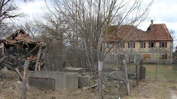 Ein  wohl hoffnungsloser Fall ist die Medbacher Mühle bei Höchstadt. Hier verhinderte  einst  der Denkmalschutz eine Nutzung. Schon länger besteht Abrissgenehmigung. Foto: Christian Bauriedel