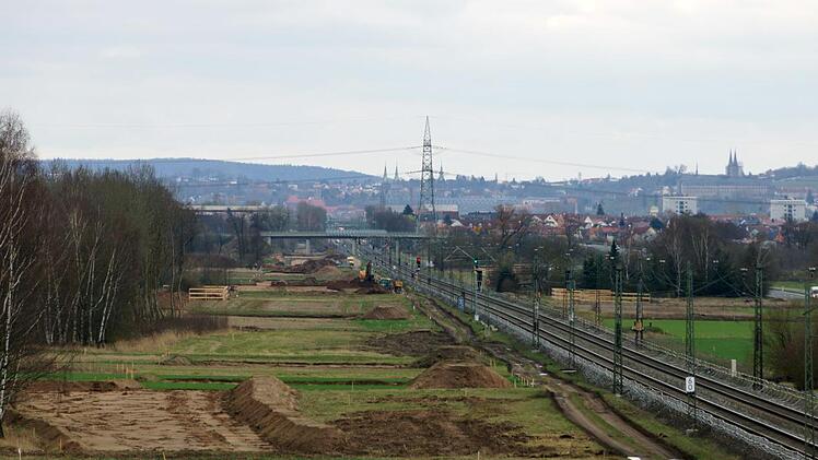 Blick auf die ICE-Bahnstrecke in Richtung Hallstadt Foto: Johannes Michel
