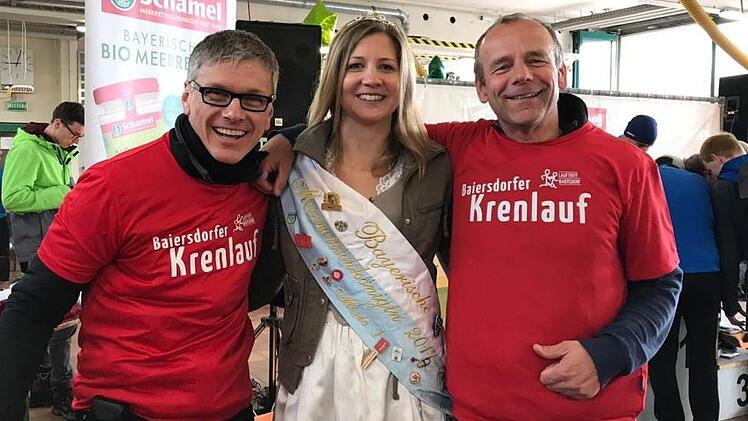 Die Moderatoren des Krenlaufs, Jochen Brosig (li.) und Michael Cipura, mit der Baiersdorfer Krenkönigin Maria