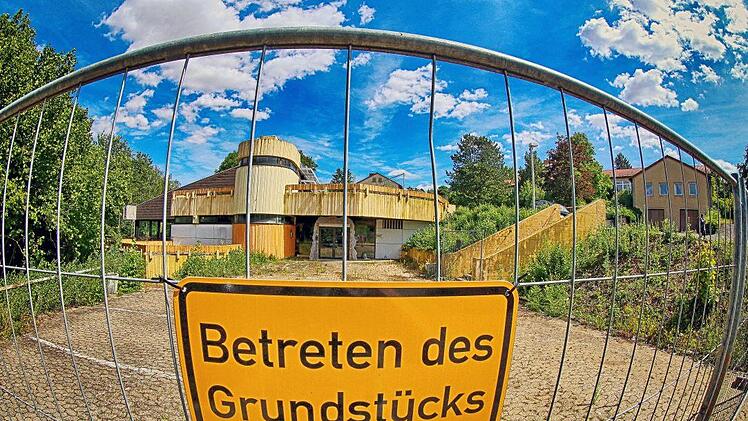 Was wird aus dem seit 2010 geschlossenen Hallenbad in Münnerstadt, dessen Abriss die  Stadtratsmehrheit 2016 beschlossen hat? In der Mitgliederversammlung des  Bürgerbad-Vereins wurde lange darüber diskutiert. Dieter Britz