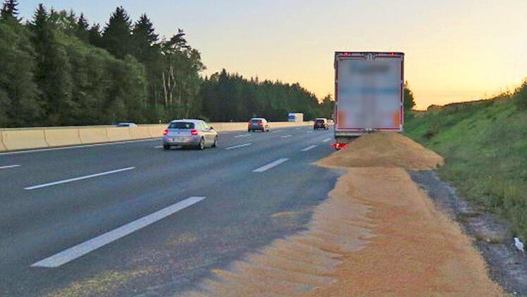 Der Lkw verlor auf der A9 seine Ladung. Foto: Polizei
