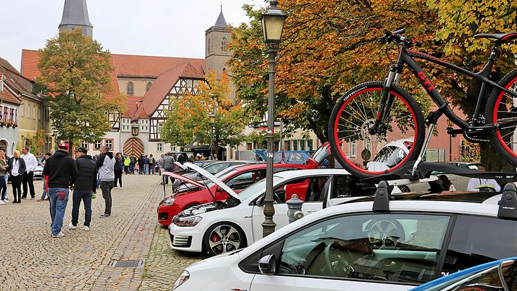 Dicht an dicht standen die Fahrzeuge, vom getunten GTI oder Audi GT und  Porsche bis zum VW-Käfer mit H-Kennzeichen auf dem Anger.  Dieter Britz