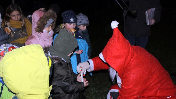 Der Nikolaus zog für die Kinder kleine Überraschungen aus dem Sack.