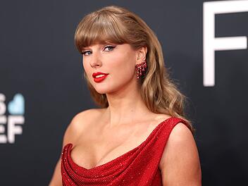 Taylor Swift Der Anschlag auf eine Tanzparty mit drei toten Kindern im Juli 2024 hat Taylor Swift sehr mitgenommen.