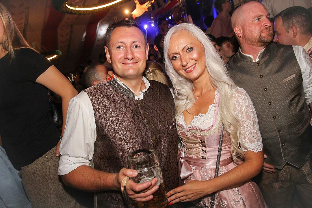Tanzen, Feiern, Mitsingen &ndash; bayerische Partystimmung bis Mitternacht.