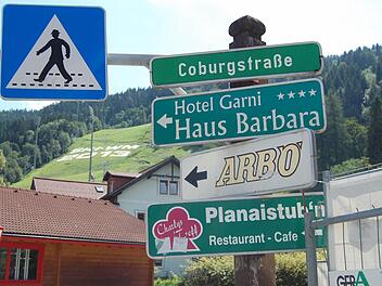 Auf diesem Foto war noch Sommer in der "Coburgstraße" in Schladming - aber auf dem Skihang im Hintergrund wurde die "Ski-WM 2013" bereits groß angekündigt. Inzwischen ist alles weiß, und die Sportwelt schaut auf diese markante Stelle in der Steiermark. Foto: Oliver Schmidt