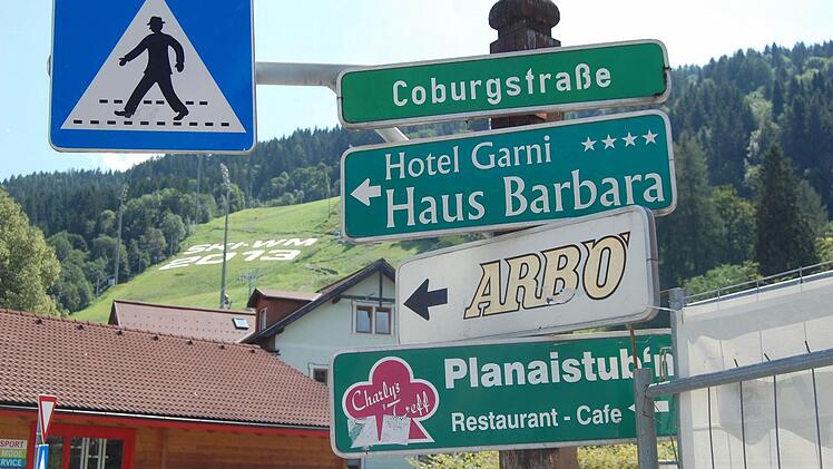Auf diesem Foto war noch Sommer in der "Coburgstraße" in Schladming - aber auf dem Skihang im Hintergrund wurde die "Ski-WM 2013" bereits groß angekündigt. Inzwischen ist alles weiß, und die Sportwelt schaut auf diese markante Stelle in der Steiermark. Foto: Oliver Schmidt