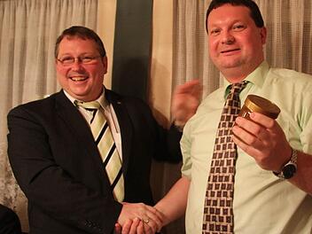 CSU-Ortsvorsitzender Bernd Kotschenreuther schenkte dem Bürgermeisterkandidaten Klaus Witzgall (rechts) ein Glas Honig: "Damit möglichst viele Stimmen an ihm kleben bleiben." Foto: Sonja Adam