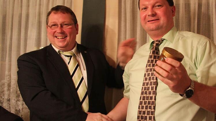 CSU-Ortsvorsitzender Bernd Kotschenreuther schenkte dem Bürgermeisterkandidaten Klaus Witzgall (rechts) ein Glas Honig: "Damit möglichst viele Stimmen an ihm kleben bleiben." Foto: Sonja Adam
