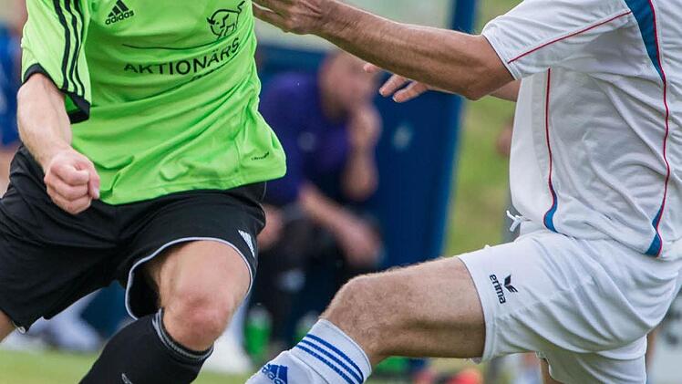 Bester ATS-Akteur bei der 2:4-Heimniederlage gegen den FC Steinbach-Dürrenwaid war Florian Böhmer (links), der auch beide Treffer erzielte. Rechts Robert Mirchev. Foto: Alexander Muck