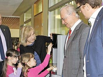 Bei der Übergabe des Wasserspenders an die Kinder (von links): Bürgermeister Peter Ebertsch, Schulleiterin Birgit Weiß sowie FWO-Verbandsvorsitzender Heinz Köhler und Direktor Markus Rauh  Foto: Michael Wunder