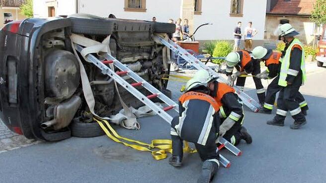 Erste Maßnahme: Die Helfer der FFW Reutersbrunn stützten das havarierte Fahrzeug ab.