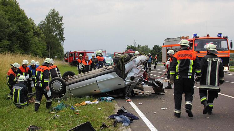 Auf dem eingedrückten Dach liegend hat der oder die Insassen in diesem Audi überlebt.Foto: Ralf Kestel
