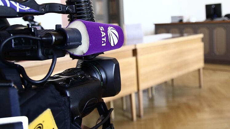 Weil für Mittwoch das Urteil erwartet worden war, kamen ungewöhnlich viele Medienvertreter in den großen Sitzungssaal des Amtsgerichts Kronach. Die Kameras waren auf die Anklagebank (links) gerichtet. Foto: Lea Schreiber