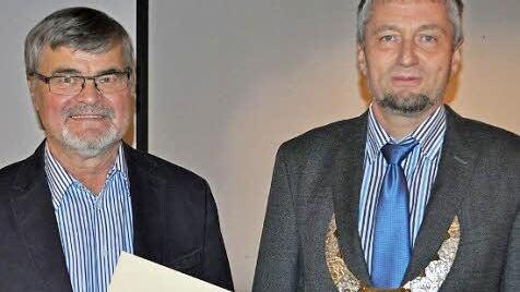 Klemens Albert (links) wurde für seine langjährige kommunalpolitische Arbeit ausgezeichnet. Die Urkunde des Freistaats überreichte Bürgermeister Ralf Nowak. Foto: Simon Albrecht